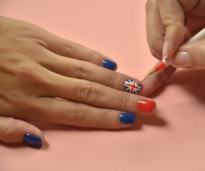 Aprenda a decorar suas unhas no melhor estilo Inglês!