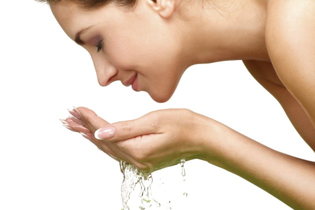 Como você deve limpar sua pele de maneira saudável