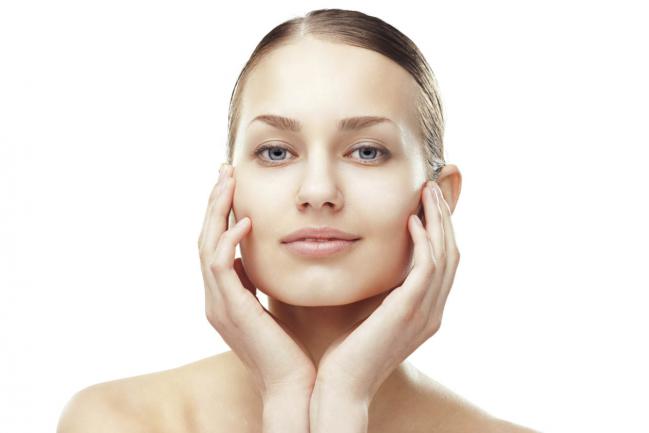 Como realizar exercícios faciais para rejuvenescer o rosto?