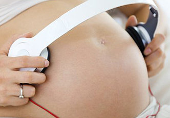 Seu bebê pode ouvir o que você diz durante a gravidez?