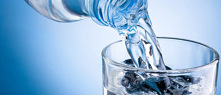 O que é melhor beber: água sem gás ou água com gás?