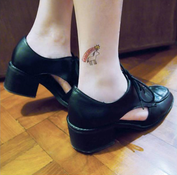 17 tatuagens pequenas nos pés para mulheres mais discretas