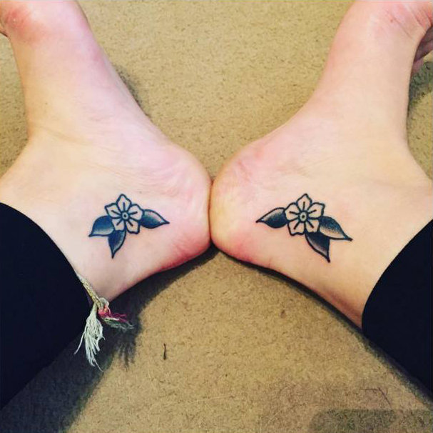 17 tatuagens pequenas nos pés para mulheres mais discretas