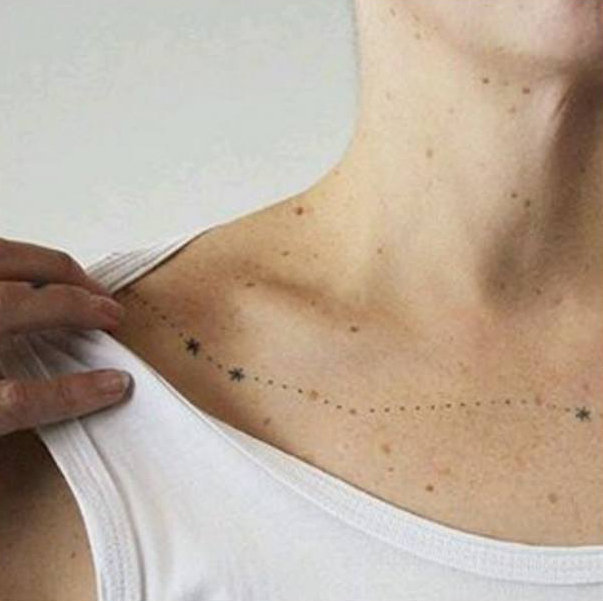 14 delicadas tatuagens na clavícula 