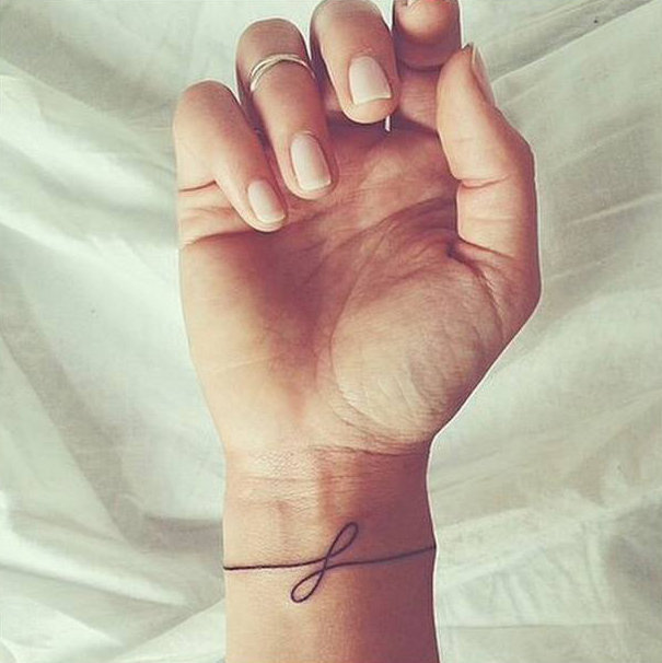 17 tatuagens pequenas para pulsos 
