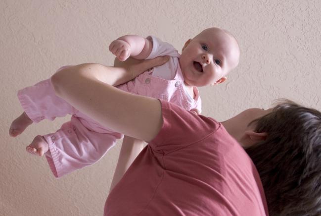 Descubra porque você não deve levantar seu bebê pelos braços