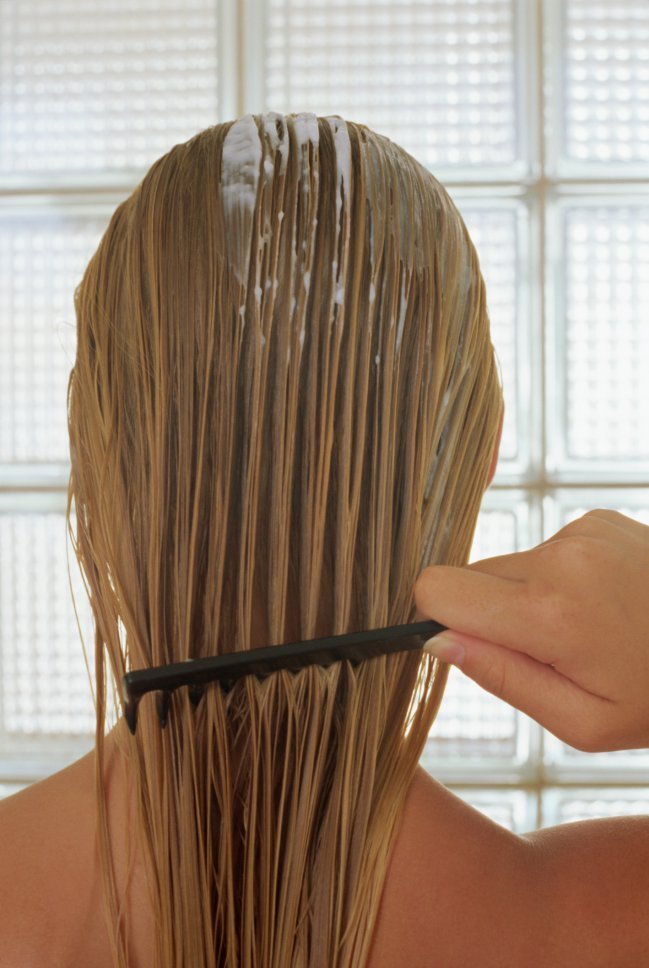 4 maneiras de prevenir o frizz ao secar o cabelo   