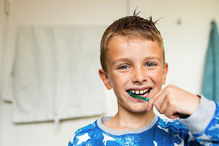 Como ensinar as crianças cuidar dos dentes