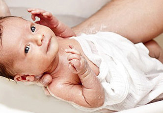 5 erros ao dar banho em um recém-nascido