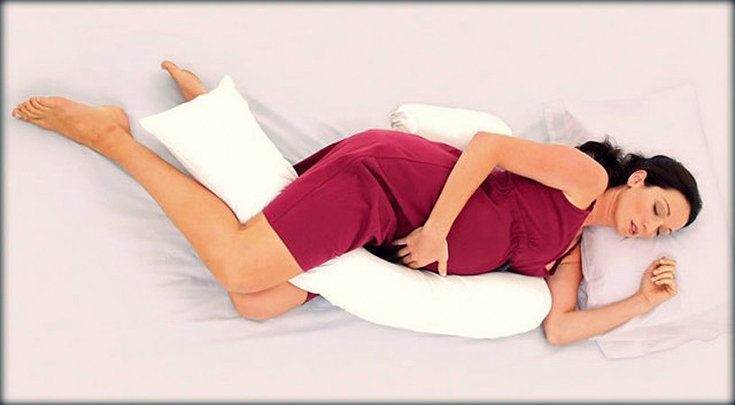 Dormir de lado na gravidez previne morte prematura do bebê