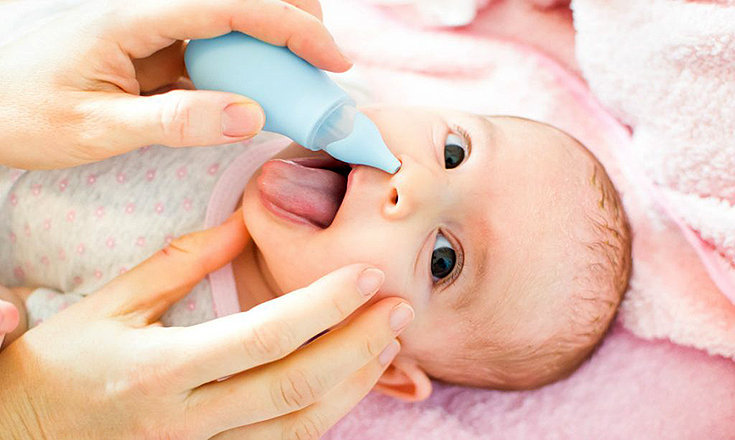 Aprenda como limpar os olhos e o nariz do bebê