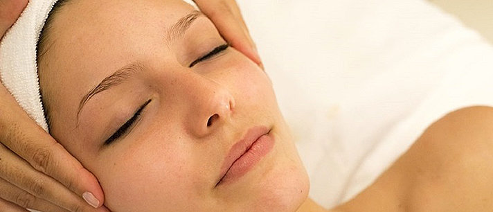 Aprenda como fazer massagem facial